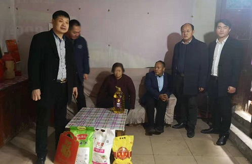心懷公益、助力扶貧 --- --- 手工之家郝總與邯山區(qū)工商聯(lián)愛心企業(yè)家一起參加送溫暖春節(jié)慰問活動