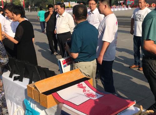 亮相“中國(guó)農(nóng)民豐收節(jié)”，勵(lì)志珠珠繡等純手工大放異彩(圖2)