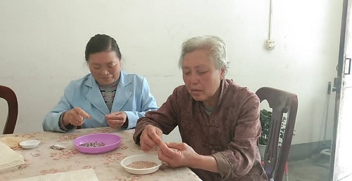 從個人加工到創(chuàng)業(yè)組織人做，4年來，她一直在做勵志珠珠繡