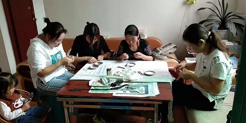 從個人加工到創(chuàng)業(yè)組織人做，4年來，她一直在做勵志珠珠繡