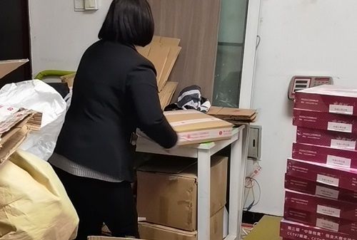 發(fā)貨、整理兩不誤------手工之家材料庫年終大盤點(diǎn)行動(dòng)開始發(fā)貨、整理兩不誤------手工之家材料庫年終大盤點(diǎn)行動(dòng)開始