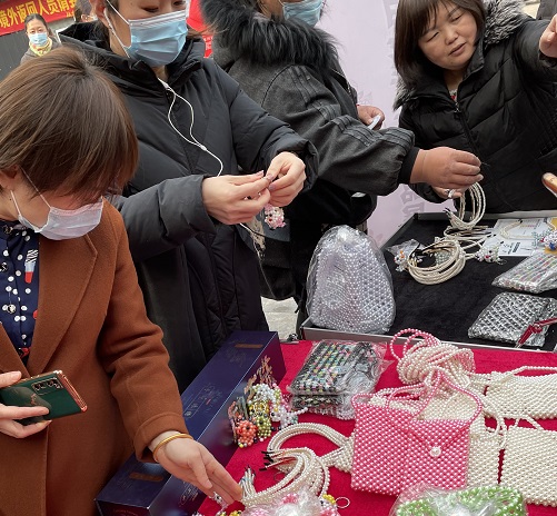 祝福三·八婦女節(jié)，勵志珠珠繡添風(fēng)采！------記手工之家參加“幸福叢臺、巾幗添彩”手工藝品展