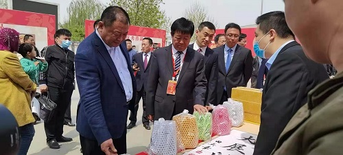 珠繡非遺項(xiàng)目展風(fēng)采，助力邱縣文冠果花節(jié)----記邱縣第六屆文冠果花節(jié)勝利開幕