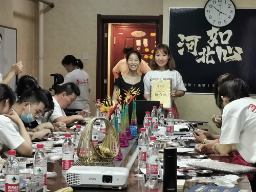 一起行動(dòng)，相互合作，達(dá)成目標(biāo)！------記手工之家材料倉(cāng)庫(kù)備貨有感
