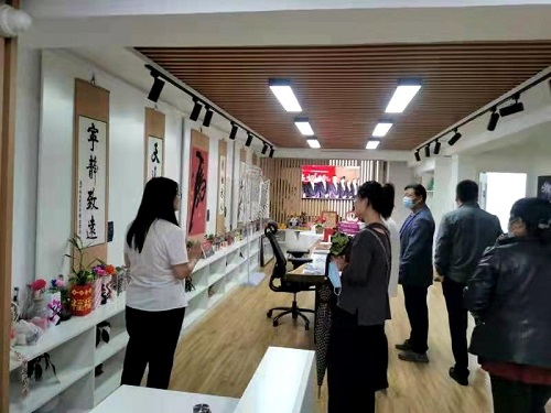 下雨天在家做手工活串珠，足不出戶也能把錢掙(圖1)