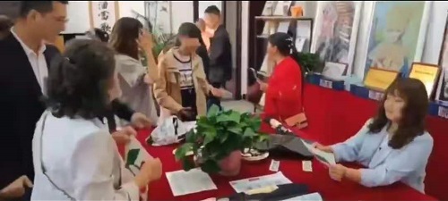 農(nóng)村巧大嫂，帶領(lǐng)村里婦女姐妹做手工活加工掙錢(圖1)