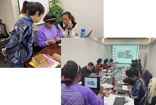婦女在家做手工活兼職串珠子，業(yè)余掙錢補貼家用(圖1)