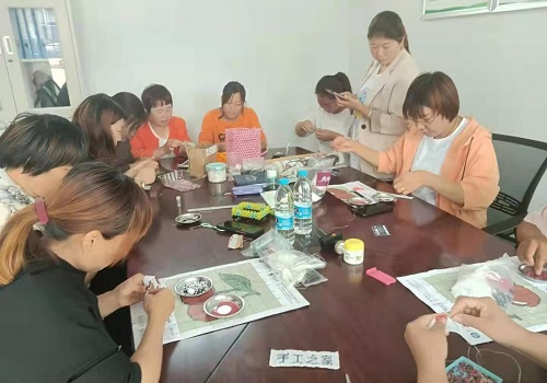 返鄉(xiāng)創(chuàng)業(yè)，開(kāi)珠繡手工工作室是她的選擇--- --- 記手工之家優(yōu)秀代理加工補(bǔ)貼政策之優(yōu)秀代理焦女士