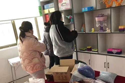 讓農(nóng)民農(nóng)閑時有份收入，他們這樣去做了 --- --- 記手工之家與邯鄲邱縣某村合作的手工培訓(xùn)室落地