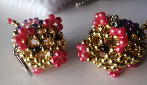 4月22日，想接正規(guī)廠家的手工活，大家在家找手工活做，手工之家珠繡串珠外發(fā)手工活為什么很適合在家做，圖為勵(lì)志珠珠繡串珠手工產(chǎn)品剪影(圖1)