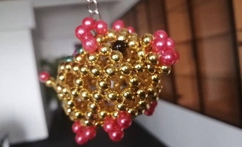 4月22日，想接正規(guī)廠家的手工活，大家在家找手工活做，手工之家珠繡串珠外發(fā)手工活為什么很適合在家做，圖為勵(lì)志珠珠繡串珠手工產(chǎn)品剪影(圖4)