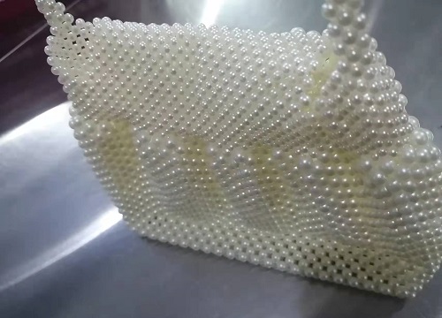 4月23日，拿回家做的手工活，在家做手工活掙錢，選擇手工之家，這里的加工費高嗎？圖為勵志珠珠繡串珠手工珠包產(chǎn)品剪影