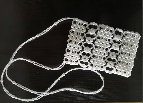 4月24日，可以寄到家做的手工活，手工活兼職，手工活外發(fā)加工企業(yè)手工之家的服務(wù)，合作前后都好，圖為勵(lì)志珠珠繡串珠手工珠包產(chǎn)品剪影