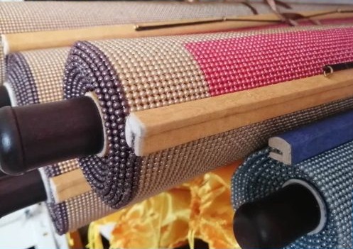 4月28日，手工活接單平臺(tái)，手工之家正規(guī)靠譜的手工活外發(fā)加工項(xiàng)目，城市農(nóng)村，誰(shuí)做手工更有優(yōu)勢(shì)，圖為勵(lì)志珠珠繡手工產(chǎn)品細(xì)節(jié)剪影