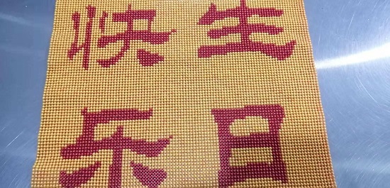 4月29日，正規(guī)純手工活外發(fā)，在手工之家手工就業(yè)創(chuàng)業(yè)，不用考慮太多，圖為勵志珠珠繡定制手工產(chǎn)品（小規(guī)格）剪影