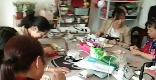 非遺珠繡手工活項(xiàng)目進(jìn)鄉(xiāng)村，農(nóng)村婦女農(nóng)閑變農(nóng)忙(圖1)