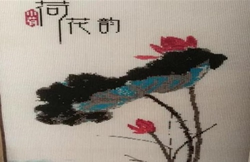 荷花韻，在家加工珠繡手工活，點(diǎn)點(diǎn)紅蓮迎好運(yùn)，踏踏實(shí)實(shí)奔小康(圖1)