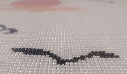 為什么大家都非常努力做這里的串珠加工手工活呢？(圖1)