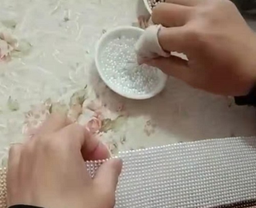 農(nóng)閑更賺錢，剛忙完麥收，又忙起彩珠繡加工來……(圖1)