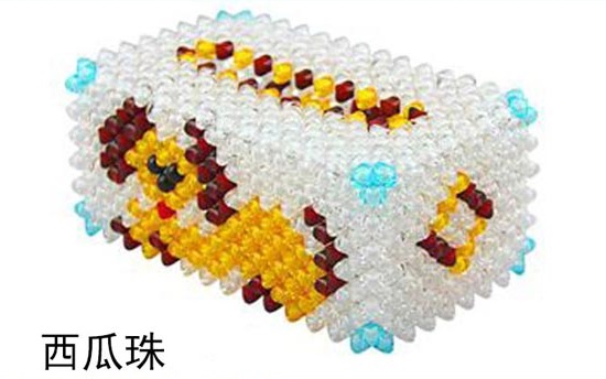 兼顧得好，忙于做珠繡串珠手工活也不耽誤干農(nóng)活(圖1)
