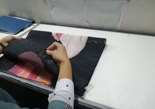 10月19日，想接正規(guī)廠家的手工活，正規(guī)外發(fā)手工活，手工之家允許加工人員自己銷售手工產(chǎn)品嗎？圖為勵志珠珠繡串珠手工產(chǎn)品驗(yàn)收剪影