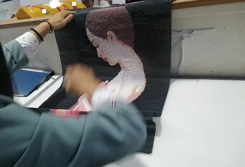 10月19日，想接正規(guī)廠家的手工活，正規(guī)外發(fā)手工活，手工之家允許加工人員自己銷售手工產(chǎn)品嗎？圖為勵志珠珠繡串珠手工產(chǎn)品驗(yàn)收剪影
