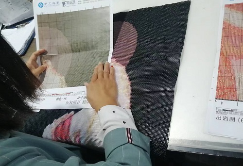 10月19日，想接正規(guī)廠家的手工活，正規(guī)外發(fā)手工活，手工之家允許加工人員自己銷售手工產(chǎn)品嗎？圖為勵志珠珠繡串珠手工產(chǎn)品驗(yàn)收剪影