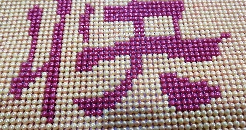 11月3日，帶回家做的手工項(xiàng)目，靈活就業(yè)串珠手工，手工之家的手工事業(yè)發(fā)展前景好所以受歡迎，圖為勵志珠珠繡串珠手工產(chǎn)品細(xì)節(jié)剪影
