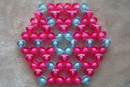 1月29日，純手工加工項(xiàng)目，在家做串珠手工掙錢(qián)，創(chuàng)新是手工之家企業(yè)發(fā)展的重要?jiǎng)恿?，圖為勵(lì)志珠珠繡串珠手工產(chǎn)品剪影