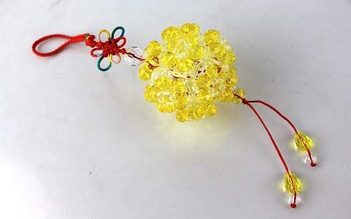 3月20日，穩(wěn)定可靠的手工副業(yè)，靈活就業(yè)做手工掙錢，在手工之家如何辦理合作，圖為勵(lì)志珠珠繡串珠手工產(chǎn)品剪影