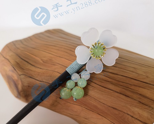 4月18日，想接正規(guī)廠家的手工項(xiàng)目，在家通過手工靈活就業(yè)，在手工之家如何咨詢、如何申請(qǐng)合作，圖為勵(lì)志珠珠繡串珠手工產(chǎn)品剪影