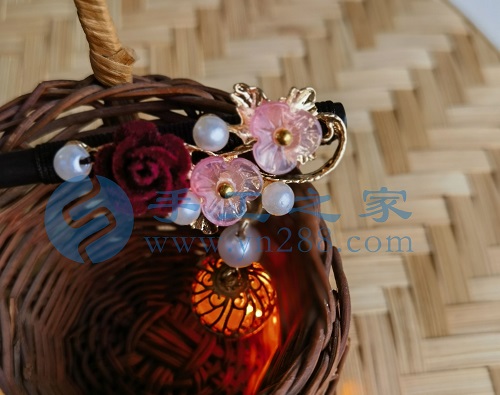5月22日，家里干的手工活兼職，純手工加工項(xiàng)目，手工之家外發(fā)加工、成品銷售等都對(duì)外合作，圖為勵(lì)志珠珠繡串珠手工繡珠剪影