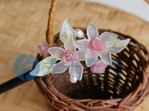 5月22日，家里干的手工活兼職，純手工加工項(xiàng)目，手工之家外發(fā)加工、成品銷售等都對(duì)外合作，圖為勵(lì)志珠珠繡串珠手工繡珠剪影