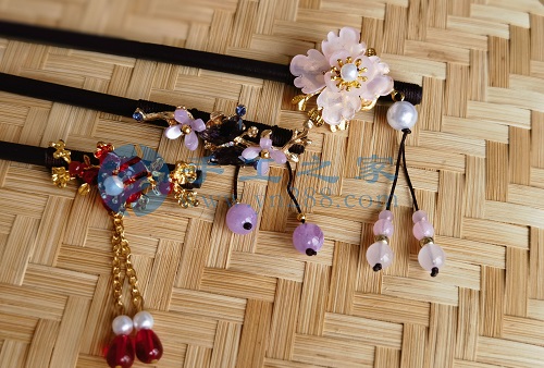 5月23日，外發(fā)手工領(lǐng)回家做，靈活就業(yè)手工項(xiàng)目，在家做手工掙錢，手工之家的手工項(xiàng)目適合農(nóng)村哪些人做，圖為勵(lì)志珠珠繡串珠手工產(chǎn)品剪影