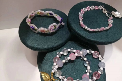 5月29日，外發(fā)加工接單平臺，靈活就業(yè)手工飾品廠項目，月底了，手工之家手工好，才有更好的合作和收入，圖為勵志珠珠繡串珠手工產(chǎn)品剪影