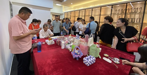 飾品加工廠+移動潮品店，讓大家一起做手工掙錢 ------ 記石家莊項目考察團隊到手工之家考察合作