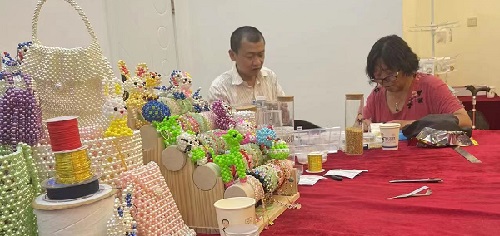 山東69歲崔大媽來手工之家考察學習合作，為什么做的比很多人都要強