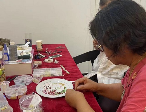 山東69歲崔大媽來手工之家考察學習合作，為什么做的比很多人都要強
