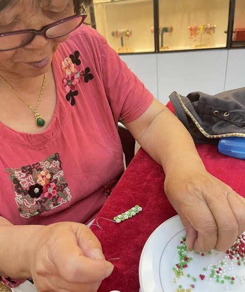 山東69歲崔大媽來手工之家考察學習合作，為什么做的比很多人都要強