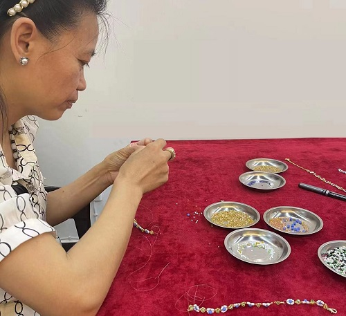 山東69歲崔大媽來手工之家考察學習合作，為什么做的比很多人都要強