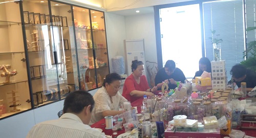 全心用手工助力，給殘疾人朋友一個(gè)新天地------記手工之家的串珠純手工項(xiàng)目受邀參加“百萬殘疾人居家創(chuàng)業(yè)工程”