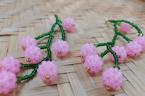 8月28日，手工活拿回家做在哪里找，居家就業(yè)好副業(yè)，在手工之家，靈活就業(yè)指什么合作，圖為串珠米珠繡手工產(chǎn)品剪影