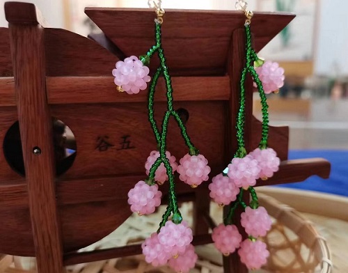 8月28日，手工活拿回家做在哪里找，居家就業(yè)好副業(yè)，在手工之家，靈活就業(yè)指什么合作，圖為串珠米珠繡手工產(chǎn)品剪影
