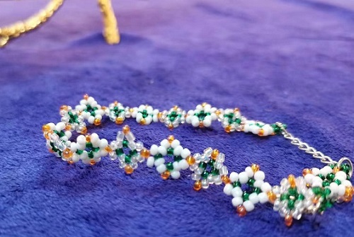 8月29日，手工活接單正規(guī)平臺，可靠的串珠手工，開飾品加工廠，在手工之家，應該如何手工創(chuàng)業(yè)，圖為串珠米珠繡手工產(chǎn)品剪影