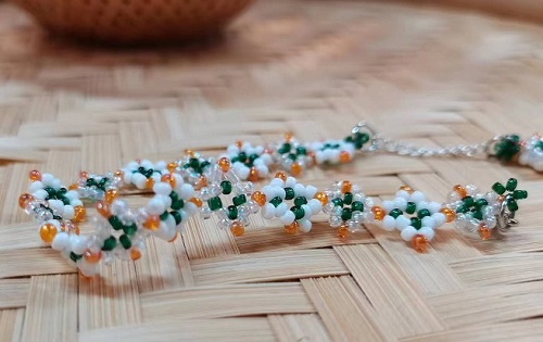 8月29日，手工活接單正規(guī)平臺，可靠的串珠手工，開飾品加工廠，在手工之家，應該如何手工創(chuàng)業(yè)，圖為串珠米珠繡手工產(chǎn)品剪影