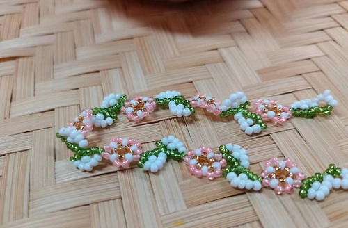 9月11日，手工活外發(fā)加工可靠嗎？靈活就業(yè)好手工，開飾品加工廠，手工之家的產(chǎn)品優(yōu)勢，圖為飾品類串珠純手工產(chǎn)品剪影