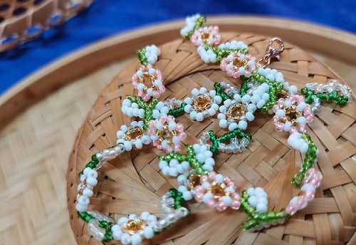 9月11日，手工活外發(fā)加工可靠嗎？靈活就業(yè)好手工，開飾品加工廠，手工之家的產(chǎn)品優(yōu)勢，圖為飾品類串珠純手工產(chǎn)品剪影