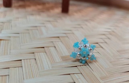 9月15日，手工活外發(fā)加工網(wǎng)，靈活就業(yè)好項目，開飾品加工廠，在手工之家，重合作、重服務就是敬業(yè)的體現(xiàn)，圖為飾品類串珠純手工產(chǎn)品剪影