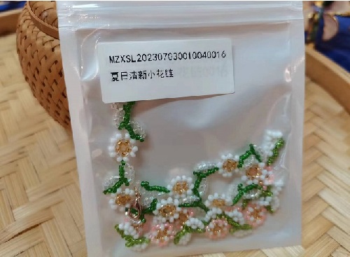 9月17日，手工活外發(fā)一手貨源，在家做手工掙錢，靈活就業(yè)好手工項目，開飾品加工廠，手工之家的合作人員都很努力，圖為飾品類串珠純手工產(chǎn)品剪影