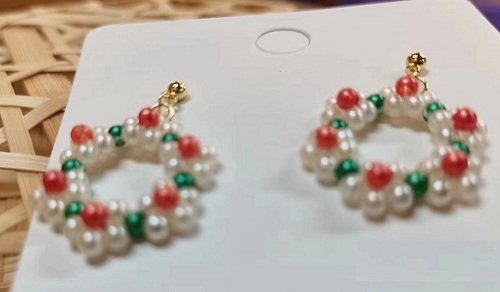 9月21日，可在家做的兼職手工活，想接正規(guī)廠家手工項目,開飾品加工廠，在手工之家，貼心服務讓人滿意，圖為飾品類串珠純手工產(chǎn)品剪影